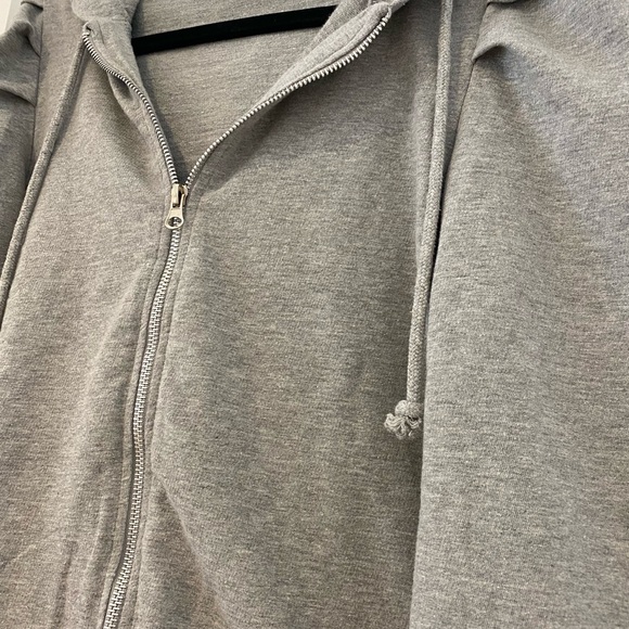 Elevated grey zip up with ruffle sleeve - Picture 5 of 5